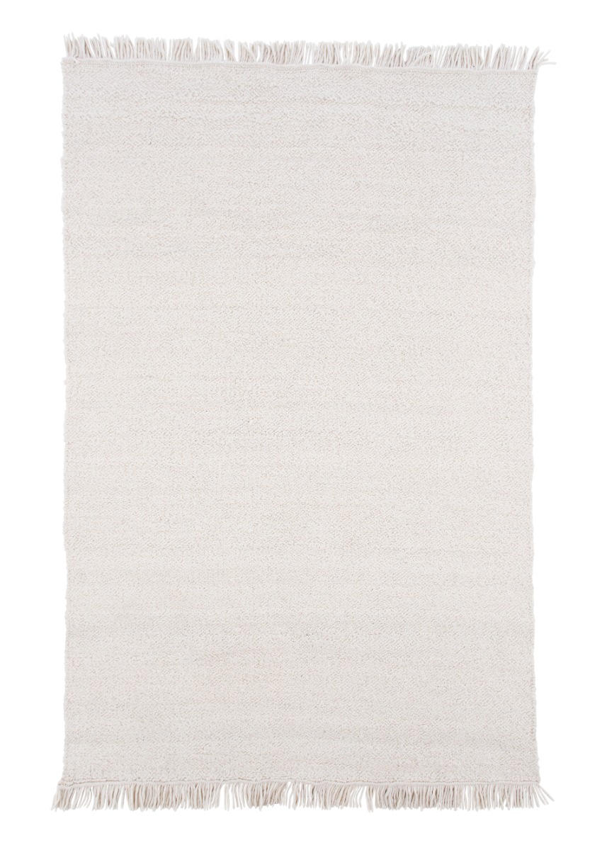 Vit mjuk ullmatta med cirka 20 mm tjocklek som skapar en varm och elegant atmosfär i rummet