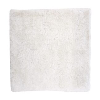 Vit ryamatta med hög lugg och skimrande yta som höjer mysfaktorn i rummet