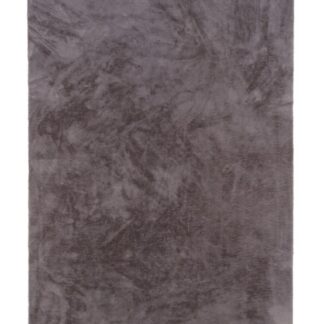 Brun ryamatta i mjuk polyester med cirka 20 mm tjocklek placerad i vardagsrum