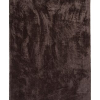 Långhårig brun pälsmatta i polyester med mjukt fluffigt lugg på golv i vardagsrum