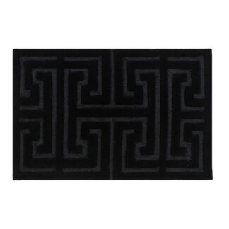 Svart dörrmatta Tinna i ull och bomull placerad vid en ytterdörr med modern inredning