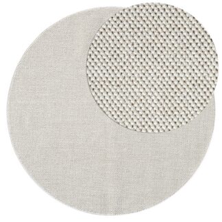 Rund offwhite matta med ullimitation och cirka 7 mm tjocklek i modernt rum