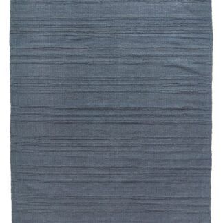 Handvävd blå trasmatta i bomull med låg tjocklek, placerad på trägolv