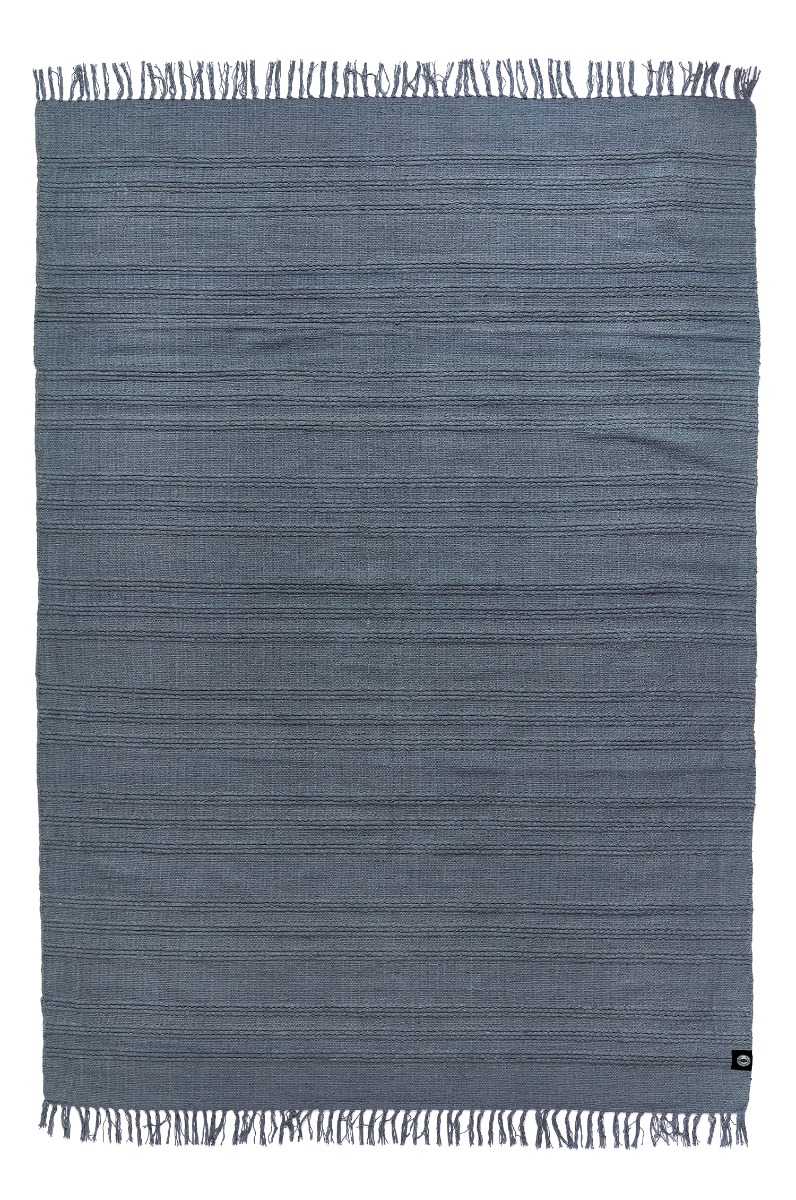 Handvävd blå trasmatta i bomull med låg tjocklek, placerad på trägolv