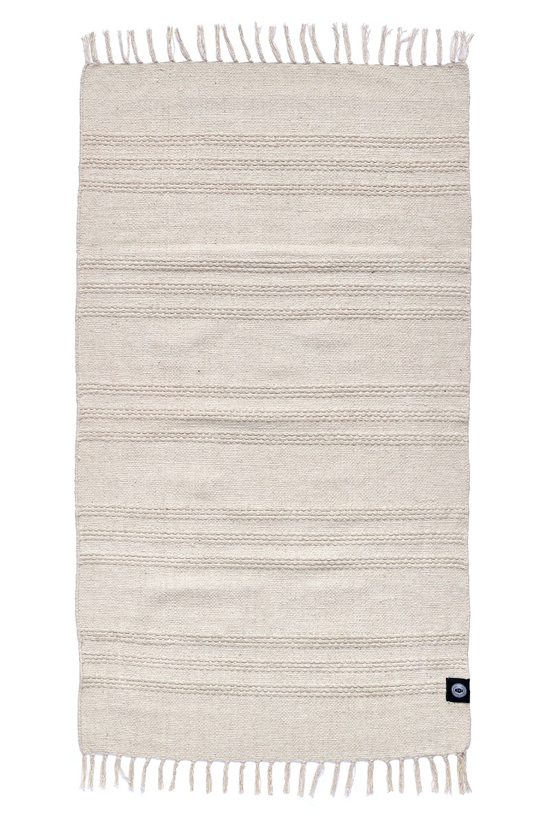 Handvävd offwhite bomulls trasmatta Kireli med låg lugg i ljus skandinavisk inredningsmiljö