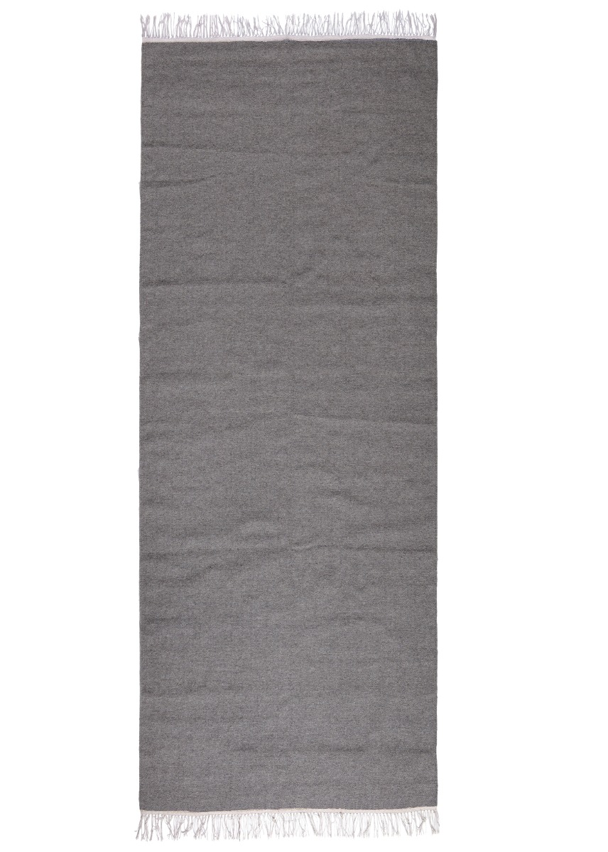 Handvävd grå ullmatta Dravik med mjuk lugg och bomullsrygg i vardagsrumsmiljö