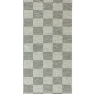 Webster kortklippt grå ullmatta med rutmönster i modern hallmiljö