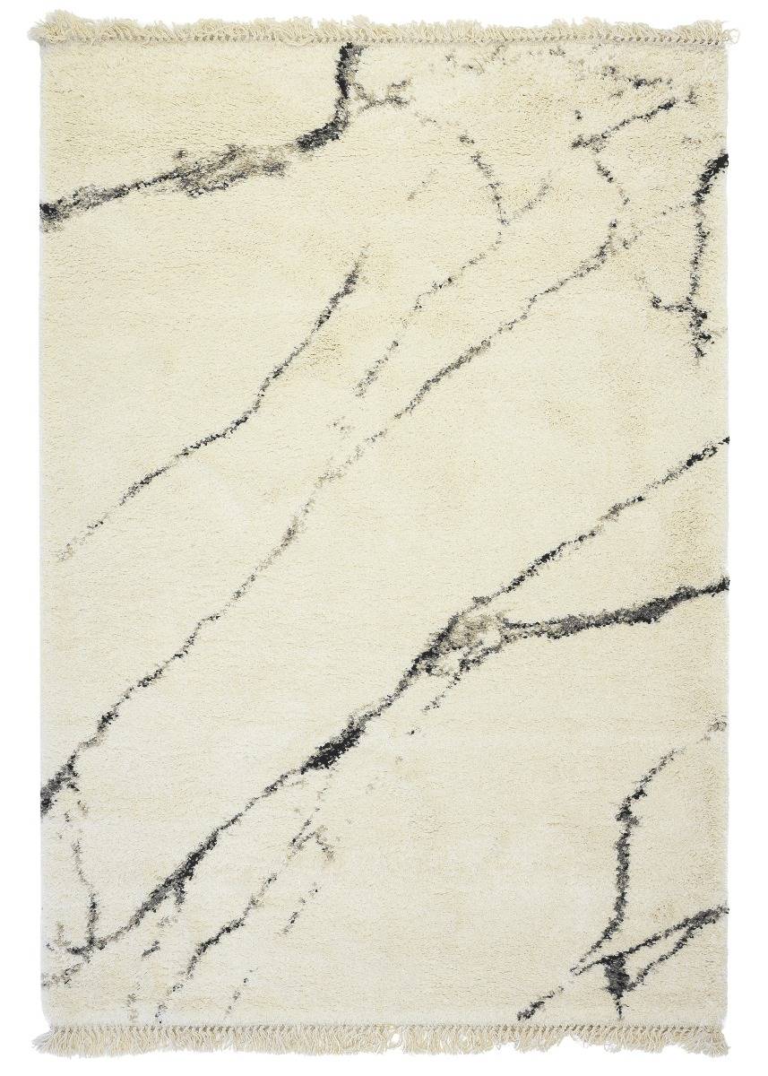 Krämfärgad ryamatta med mörkgrå marmorliknande detaljer och kort lugg i modern inredning