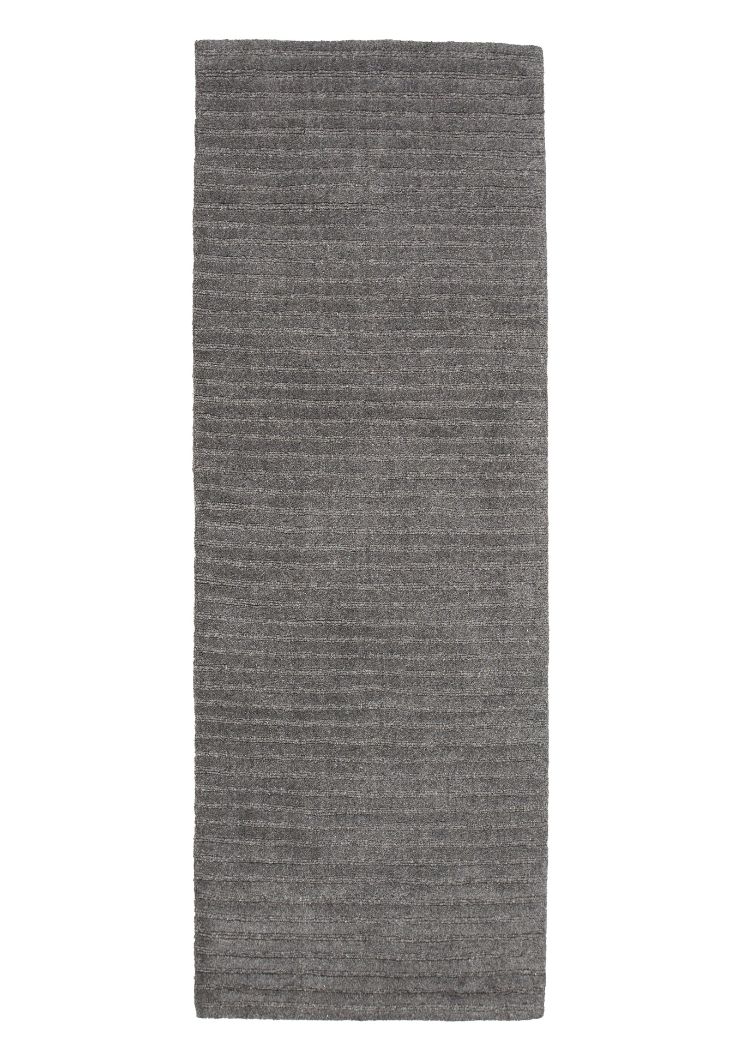 Zentura mörkgrå ullmatta med låg lugg och ribbmönster i ett vardagsrum