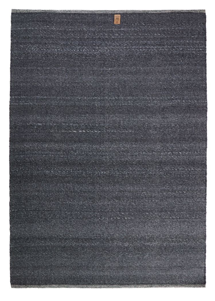 Otalie ullmatta i antracit färg med mjuk och tjock ullfiber i modernt rum