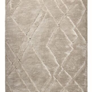 Beige Rodrick ryamatta med tjock mjuk lugg och diskreta reliefer på jutebaksida, placerad i modernt vardagsrum