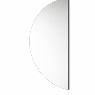 Ulrik halvmånformad spegel i transparent glas storlek 180x90 cm monterad på vit vägg