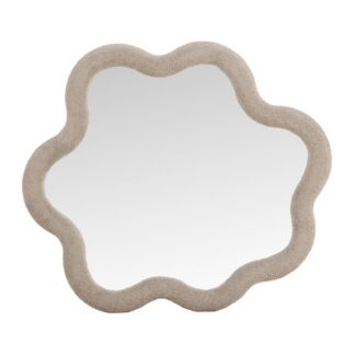 Oska vågformad beige spegel med boucléram i 70x3,5x70 cm storlek, elegant och dekorativ väggspegel i glas