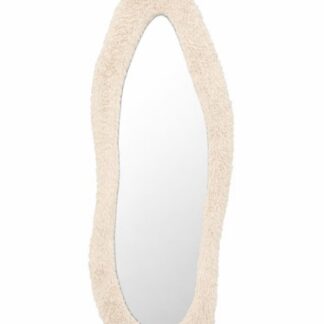 Lida spegel med beige fuskpälsram och organisk form storlek 160x60 cm på vit bakgrund
